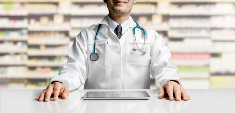 Profesional de salud atendiendo